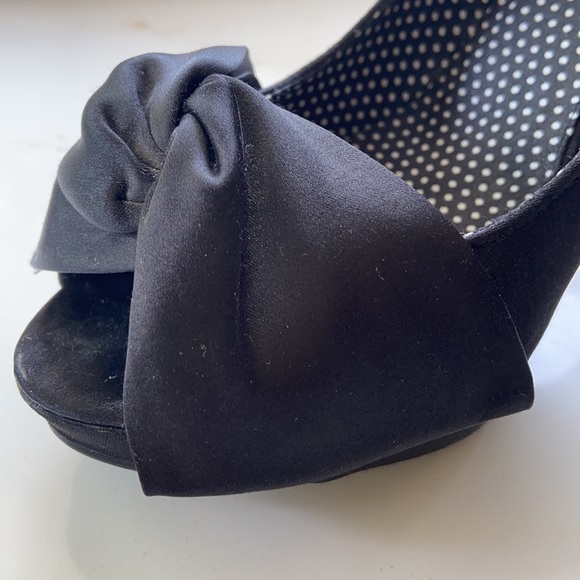 Black Heels Bow Detail - Picture 1 of 5